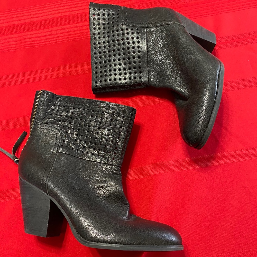 EUC Leather‎ Ankle Boots w/ 3.25” Heels back zip